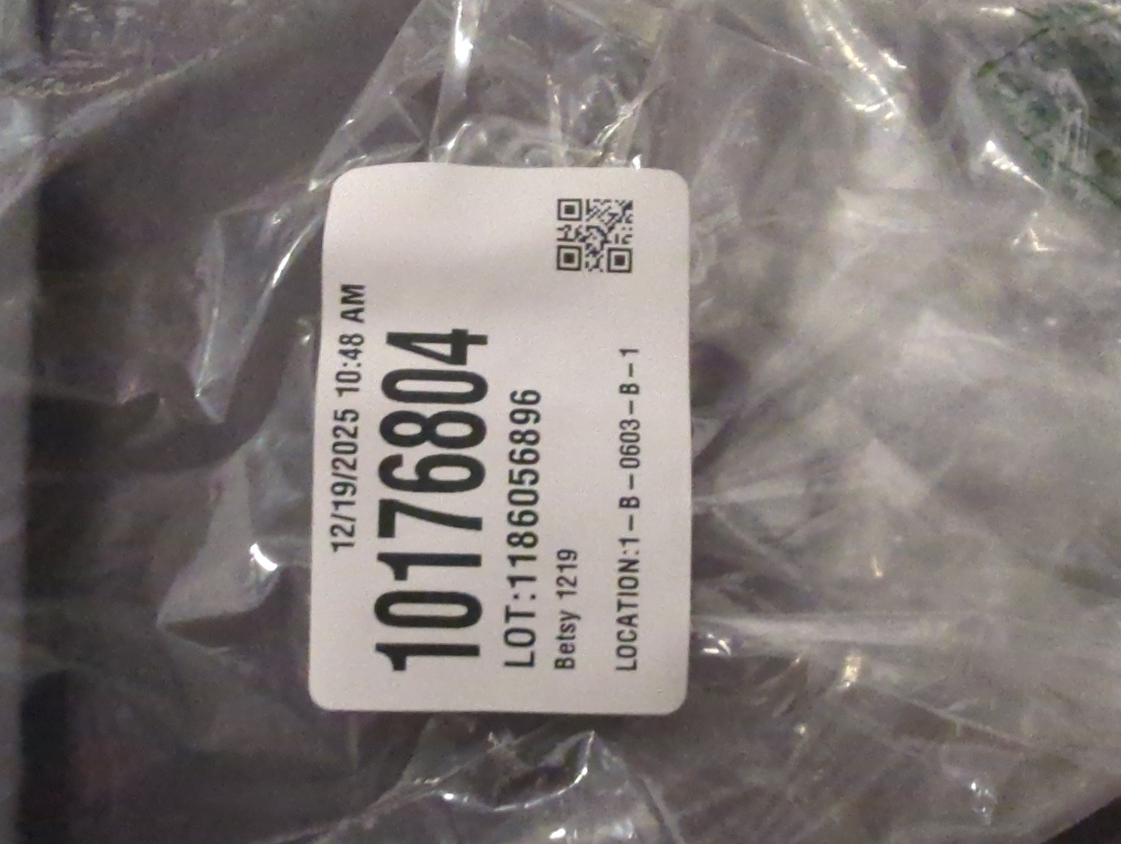 Rubbermaid 8.3-Gallon Cashmere Plastic Trash Can with Lid