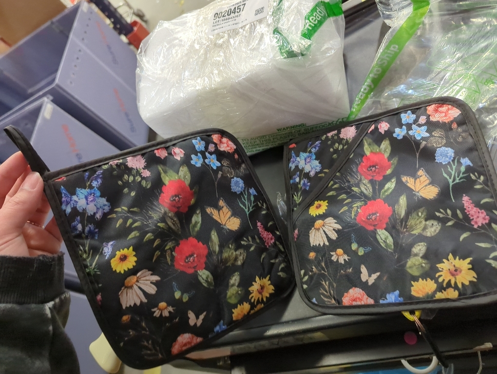 Vintage Wild Floral Pot Holders Set of 2 Retro Rose Sunflower Kitchen Decorative Heat Resistant Potholder Cotton Lining Oven Hot Pads for Cooking Baking Microwave Oven End Dishes BBQ Gifts