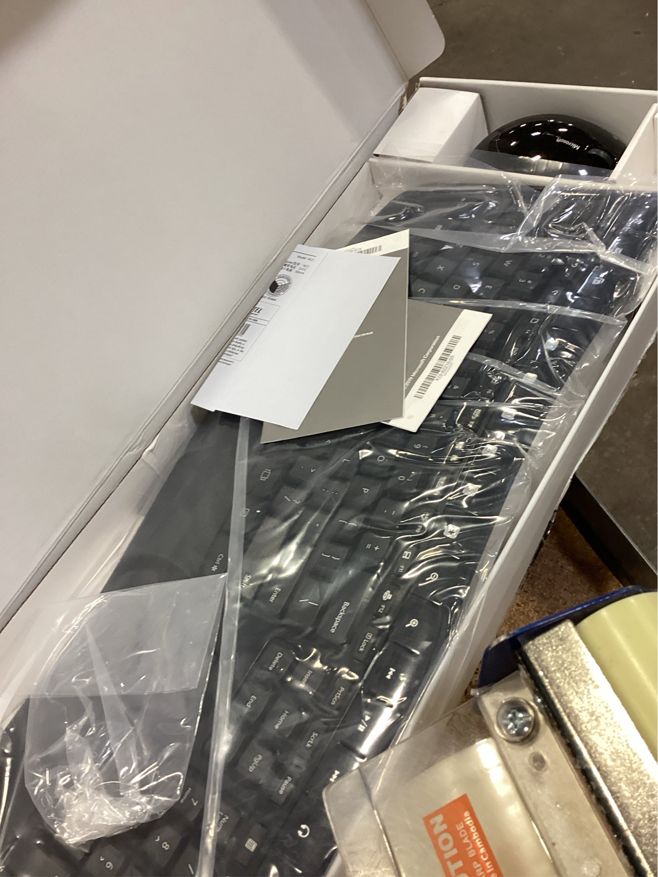 Microsoft Wireless Comfort Desktop 5050 - USB Wireless RF Keyboard - USB Wireless RF BlueTrack Mouse - 16 Hot Keys - Scroll Wheel