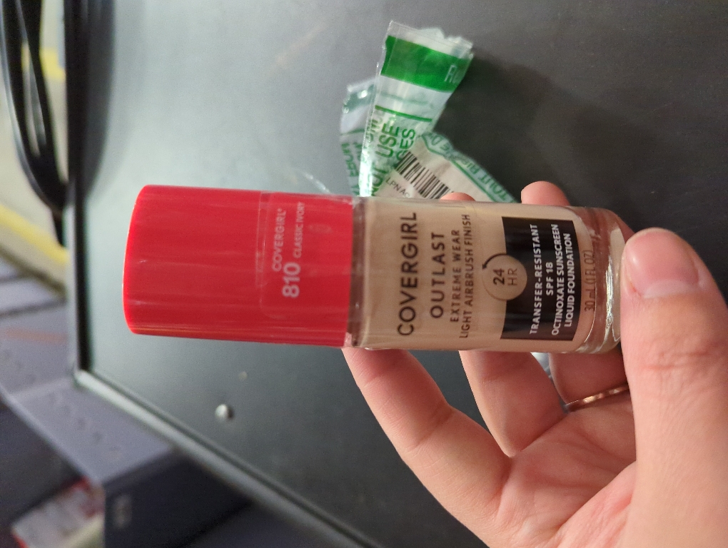 COVERGIRL Outlast Extreme Wear Foundation SPF18, 805 Ivory, 1 oz