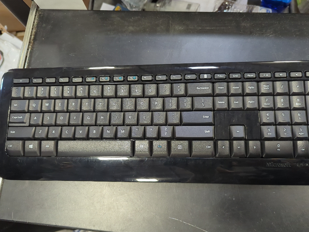 Microsoft Wireless Desktop 850 with AES ) - Black. Wireless Keyboard . Snap-In USB Transciever. Right/Left Hand Use Mouse