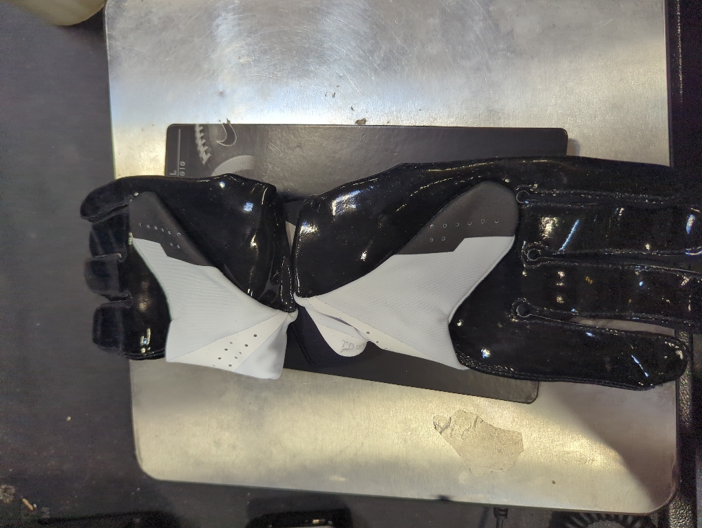 White & Black Size Large Nike Youth Torque 2.0 Receiver Gloves