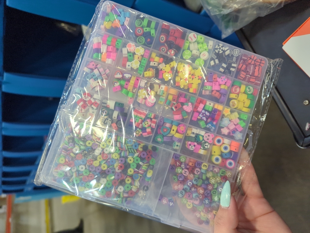 1000PCS Polymer Clay Beads Bracelet Making kit, 24 Style Cute Fun Beads Fruit Flower Animal Cake Butterfly Heart Beads Charms for Jewelry Necklace Earring Making DIY Accessories for Women Girls