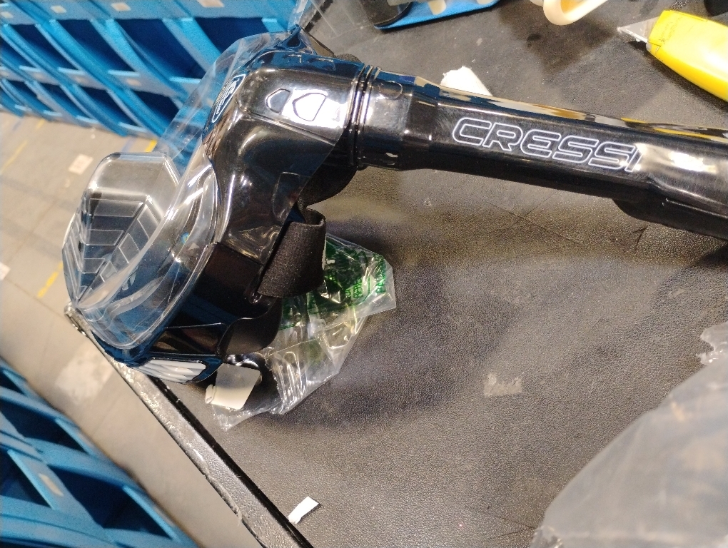 Cressi Adult Snorkeling Full Face Mask - Wide Clear View, Anti-Fog System - Easy Breathing: Safety First - Bali: Designed in Italy