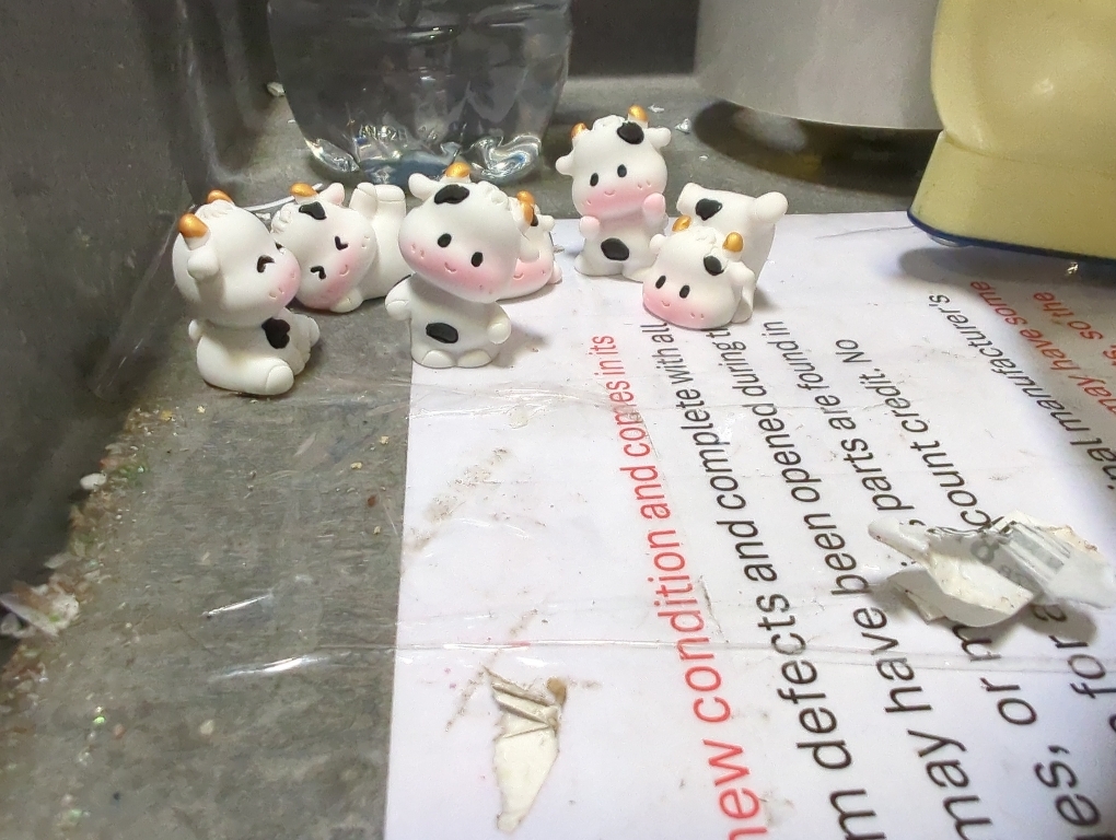Ouligay 6 PCS Mini Cows Car Dashboard Decorations Cow Print Car Accessories Cute Funny Rear View Mirror Decoration Mini Cows Figurines Cars Interior Decor for Women Men