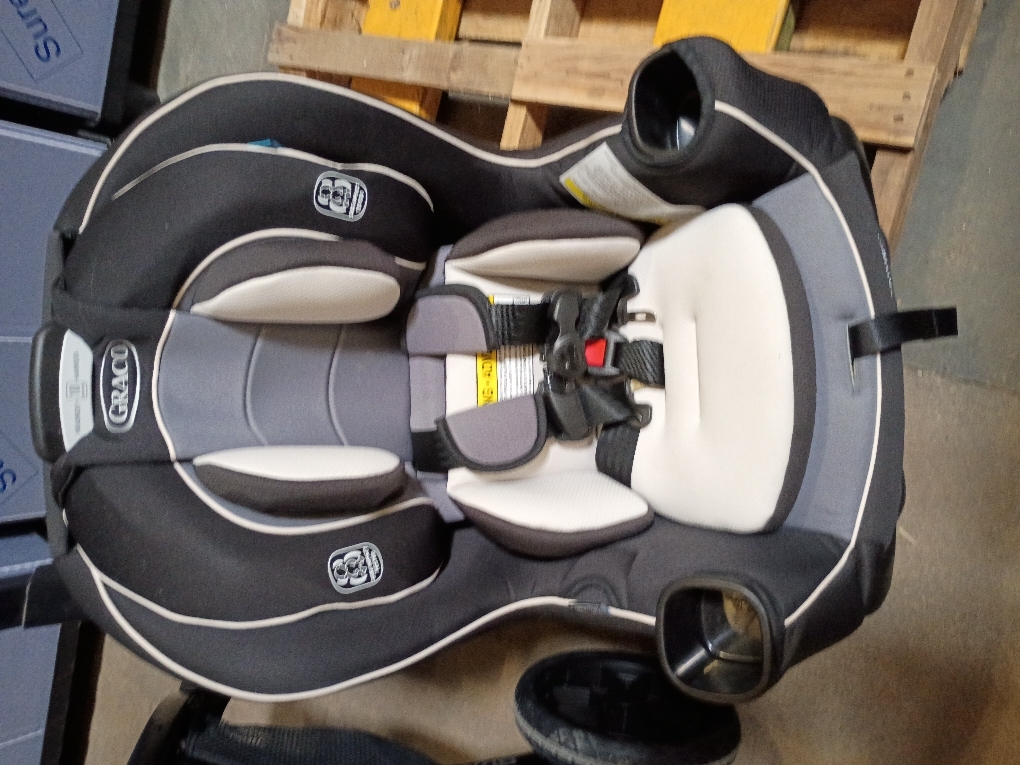 Graco Extend2Fit Convertible Car Seat, Rear and Forward Facing Car Seat with Adjustable Extension Panel for Extra Legroom, Great Gift for Baby Shower or Baby Registry, Gotham