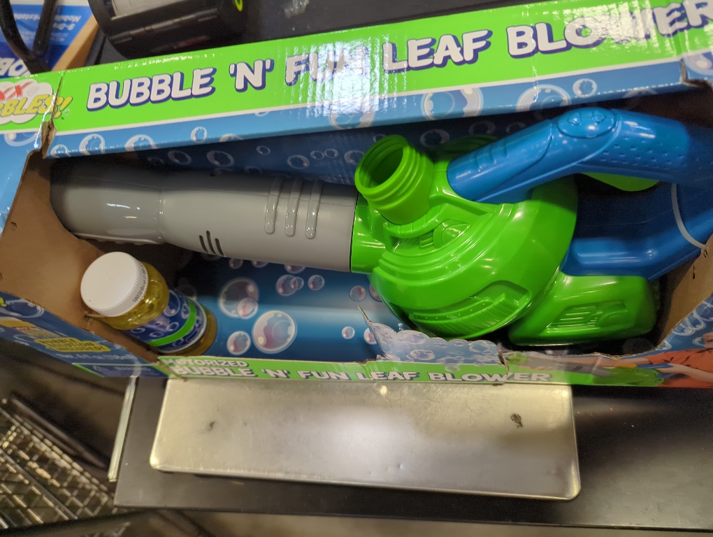 Maxx Bubbles Toy Bubble Leaf Blower with Non Toxic Refill Solution, Sturdy Plastic, Bubble Toys for Boys and Girls, Outdoor Summer Fun for Kids and Toddlers, 3