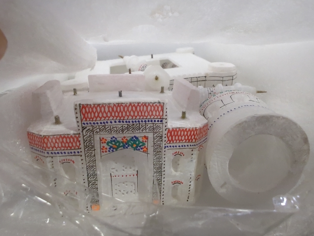 Carry Me Indian White Marble Handmade Agra Taj Mahal Replica Model with Colourful Painting