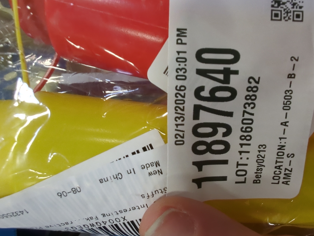 NUOBESTY 2pcs Fake Ketchup Bottle Prank Toy Prank Stuff Realistic Squeeze Ketchup Bottles for Halloween, Party Trick Prop