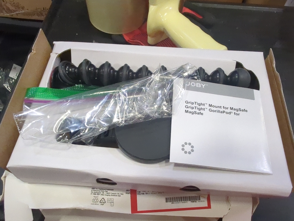 JOBY GripTight Mount with MagSafe & GorillaPod 1K Tripod (JB01753)