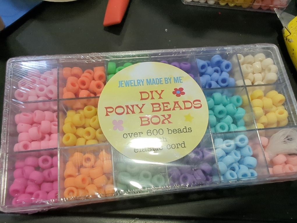 Giant Crayon Bead Box, Pony Beads with Smooth Surface Craft Assortment Colors (6x 9mm/18colors/1800 beads)