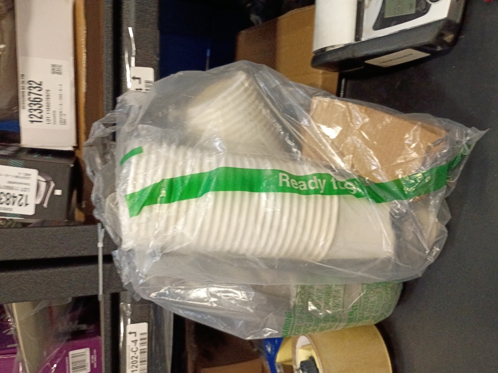 Amazon Basics Disposable Paper  coffee Cups with lids for Hot and Cold Beverages, 12 ounces, White,