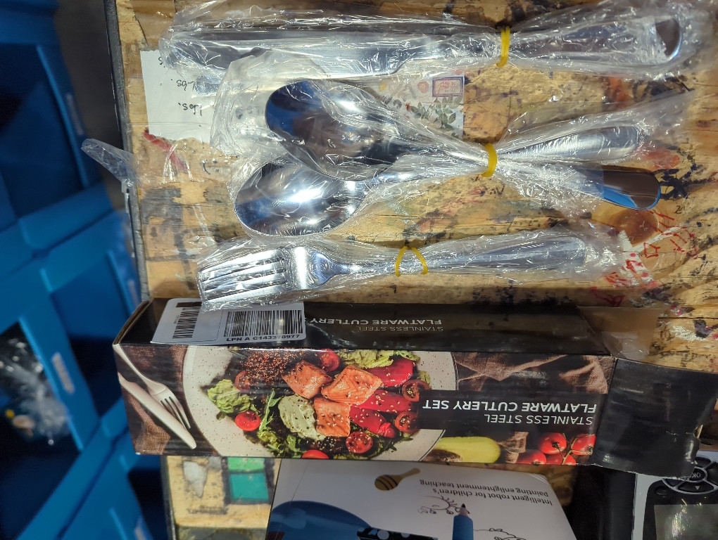 24 -Piece Modern Stainless Steel Flatware Set & Silverware Set - Dishwasher Safe, Rust/Corrosion-Resistant Heavy Duty Cutlery with Scratch-Resistant Finish for Daily Meals, Weddings, parties, Travel