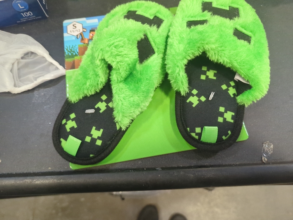 Size S 11-12 Color Green Minecraft Creeper Green Slippers