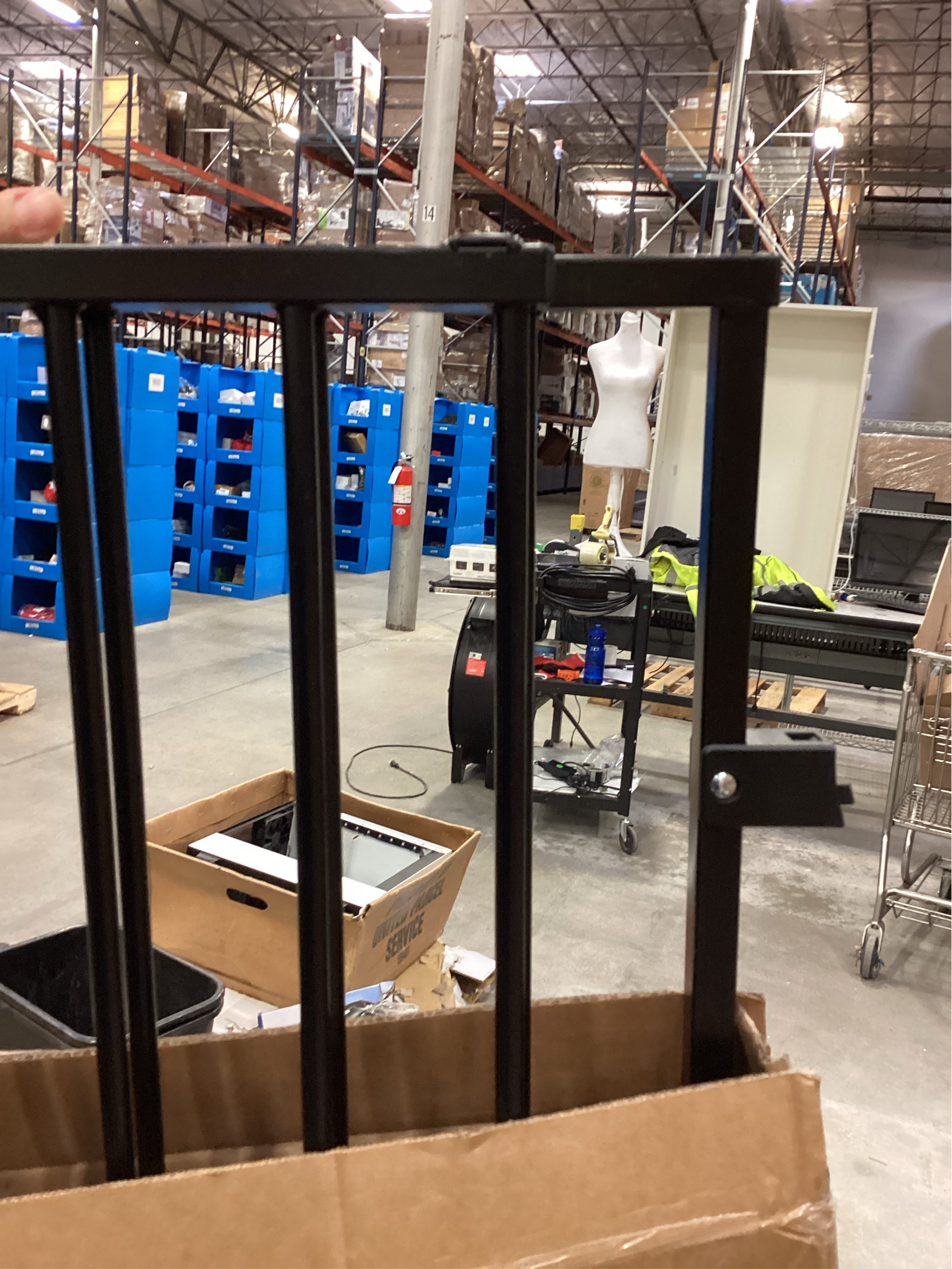 Babelio 29.7-46.5 No Bottom Bar Baby/Dog Gate for Stairs, House and Doorways, Auto Close Safety Pet Gates with Large Walk Thru Door, Hardware Mount, Black