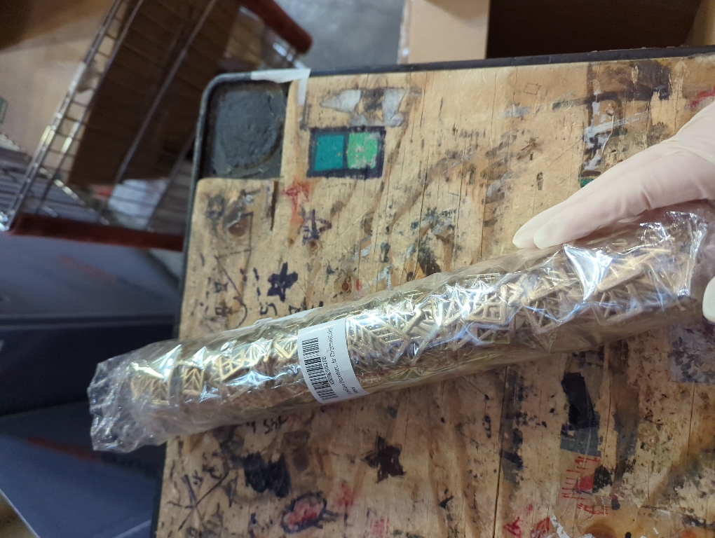 Snowflake Placemats Set of 6,Rouhuhura 15 inch Christmas Placemats Decorations Snowflake Tablemats Hollow Out Design Round Vinyl Place Mats Dining Table Setting Kitchen Table Mats for Christmas(Gold)