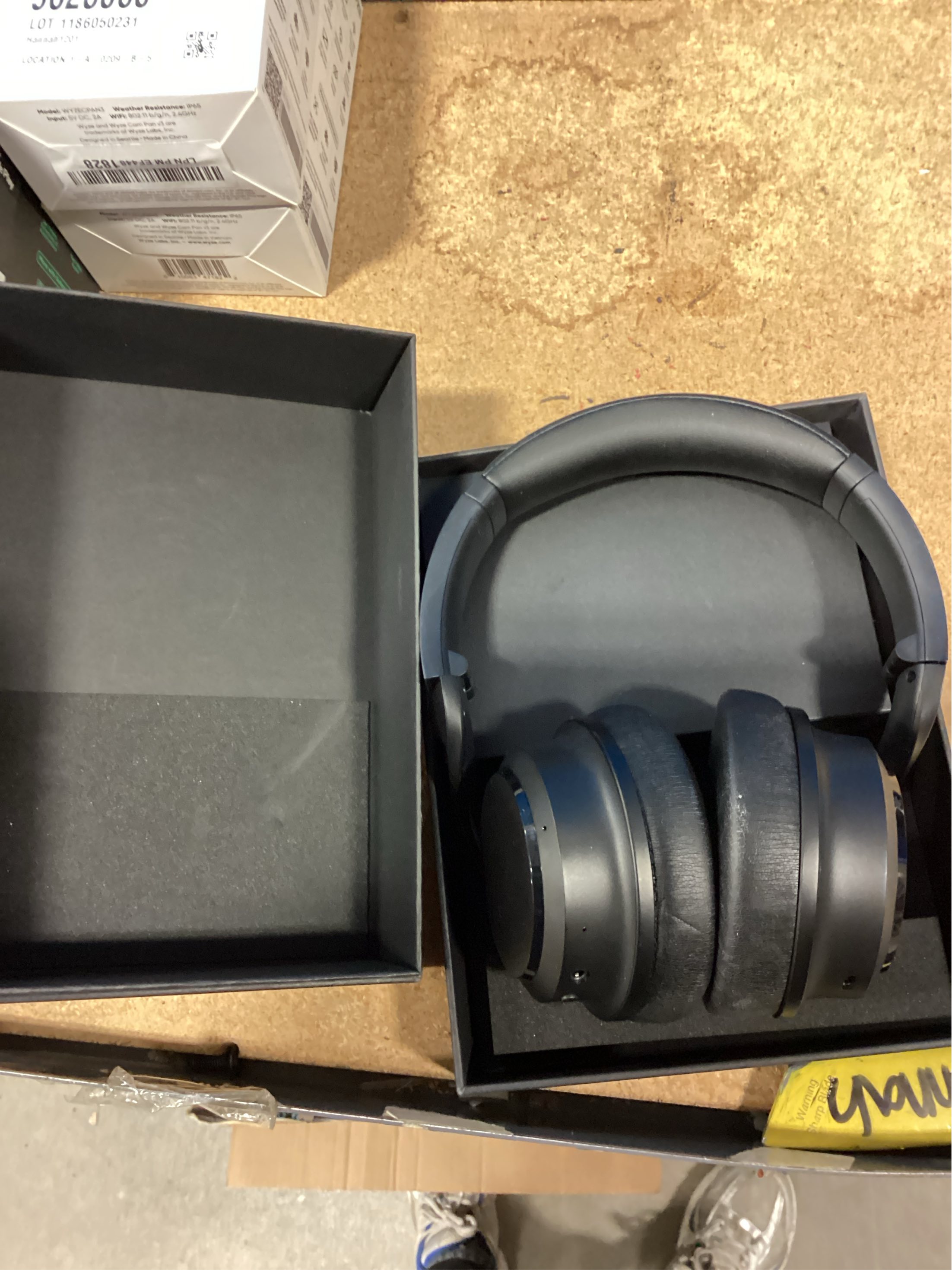 Wyze Noise-Cancelling Headphones - Black / No Travel Case