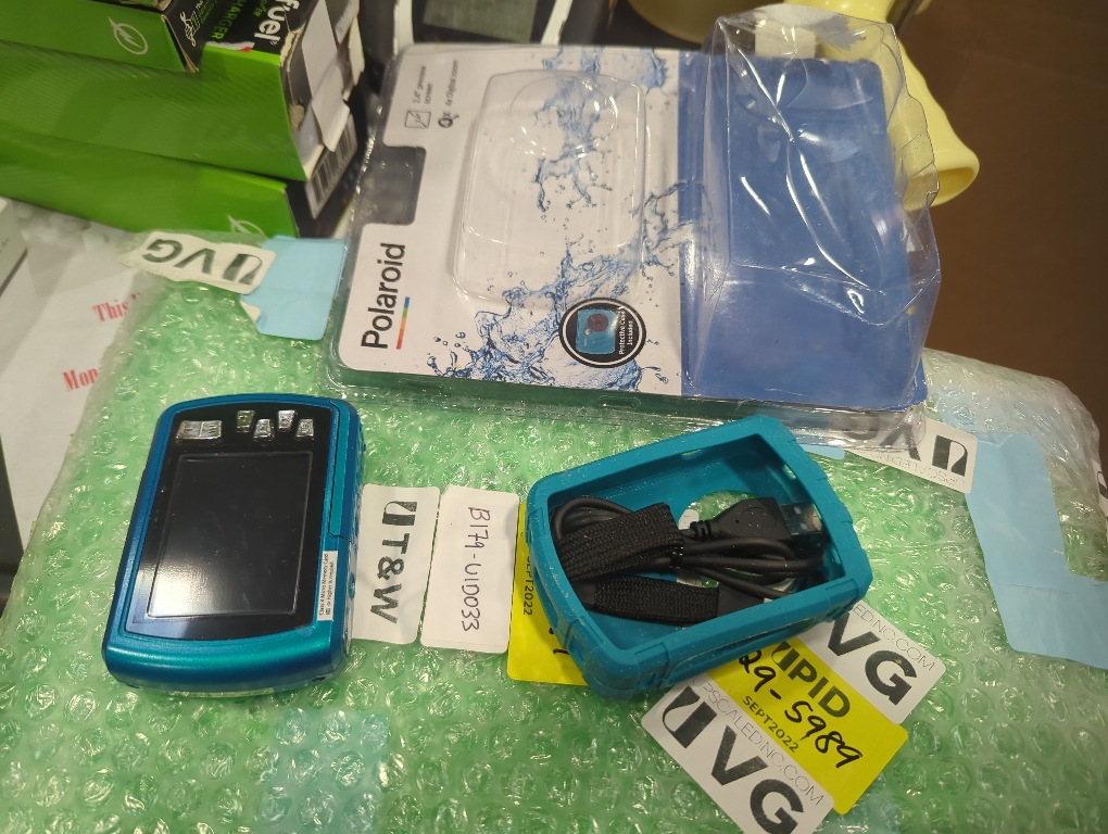 Color teal Polaroid 16MP Waterproof Digital Camera - Teal (IS048-Teal)