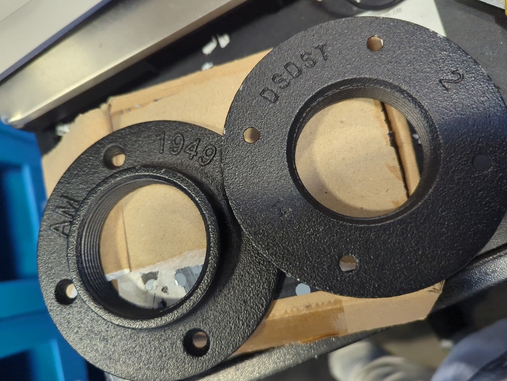 Industrial Pipe Floor Flange, Heavy Duty Malleable Iron Pipe Fittings, Wall Mounted Vintage DIY Threaded Flange for Decoration Steampunk Furniture Vintage Project, Black(4 Pack, 2 Inch)