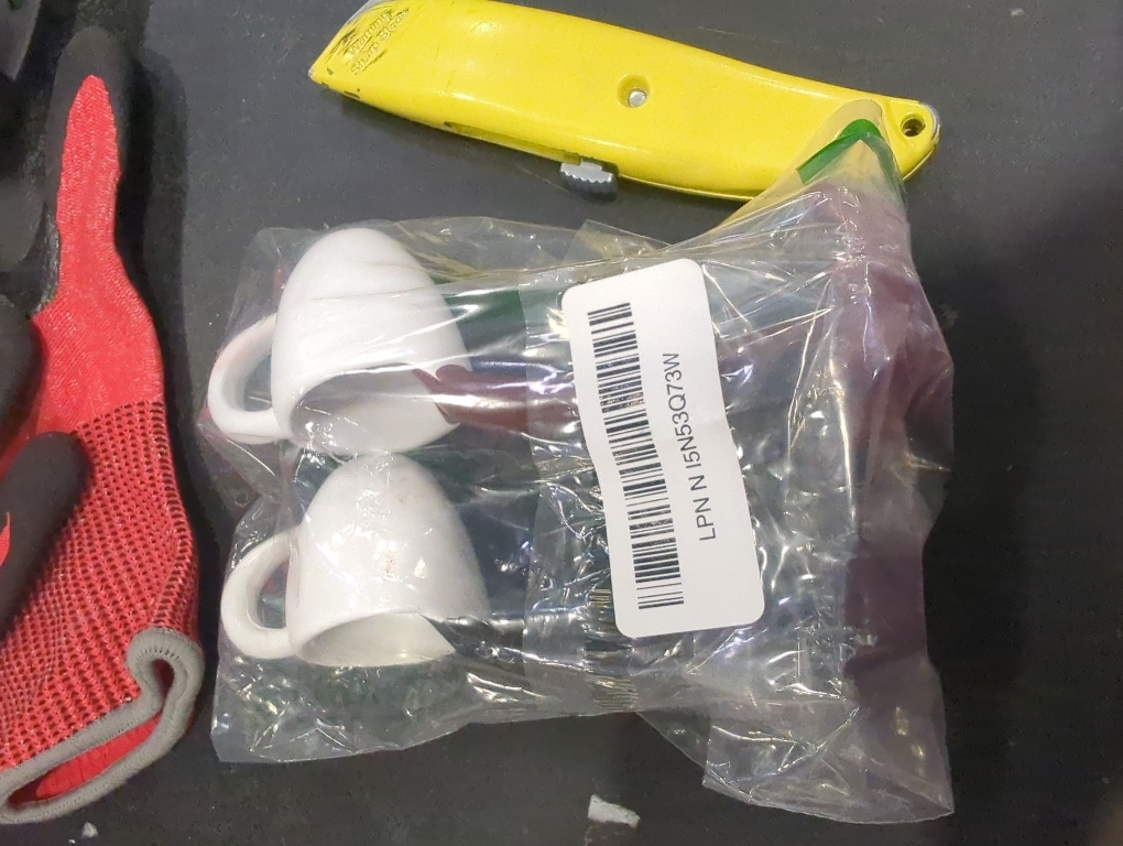 Floating Coffee Cup Sculpture, 2 Pieces 8.7 in Magic Pouring Spilling Splash Coffee Mugs, Funny Resin Coffee Mug Decorations for Cafe or Kitchen (Brown, Black)