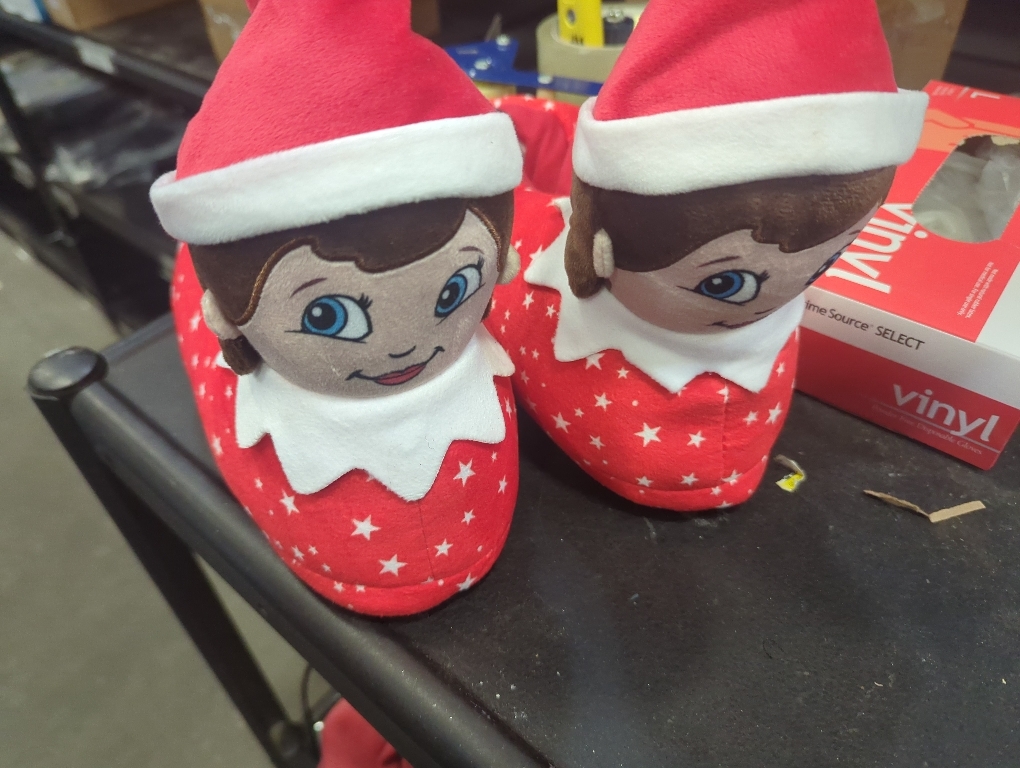 Size 5-6 Color red The Elf on the Shelf slippers