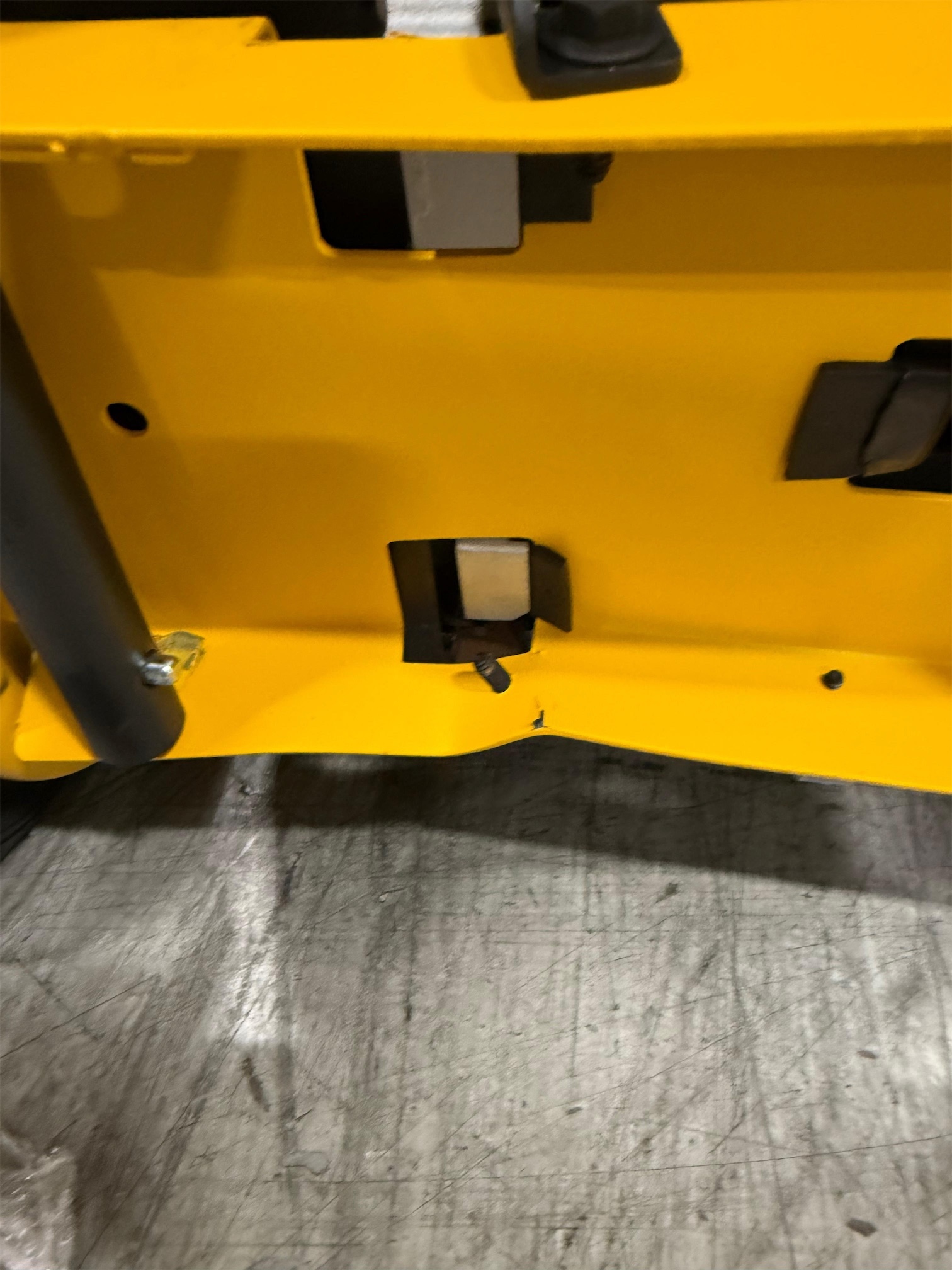 Dewalt 4.5-Gallon Single Stage Portable Electric Horizontal Air Compressor (broken, but works fine - see in the pictures)