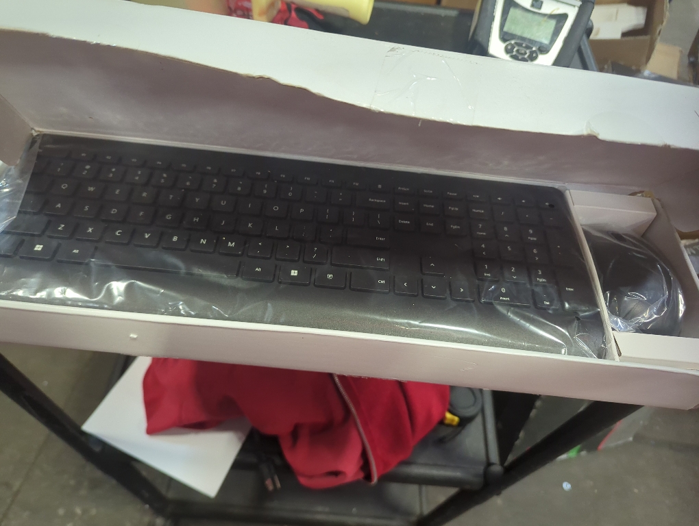 Microsoft Wireless Desktop 900 - USB Wireless Keyboard - USB Wireless Mouse - Symmetrical Keyboard Design - Compatible with Computer