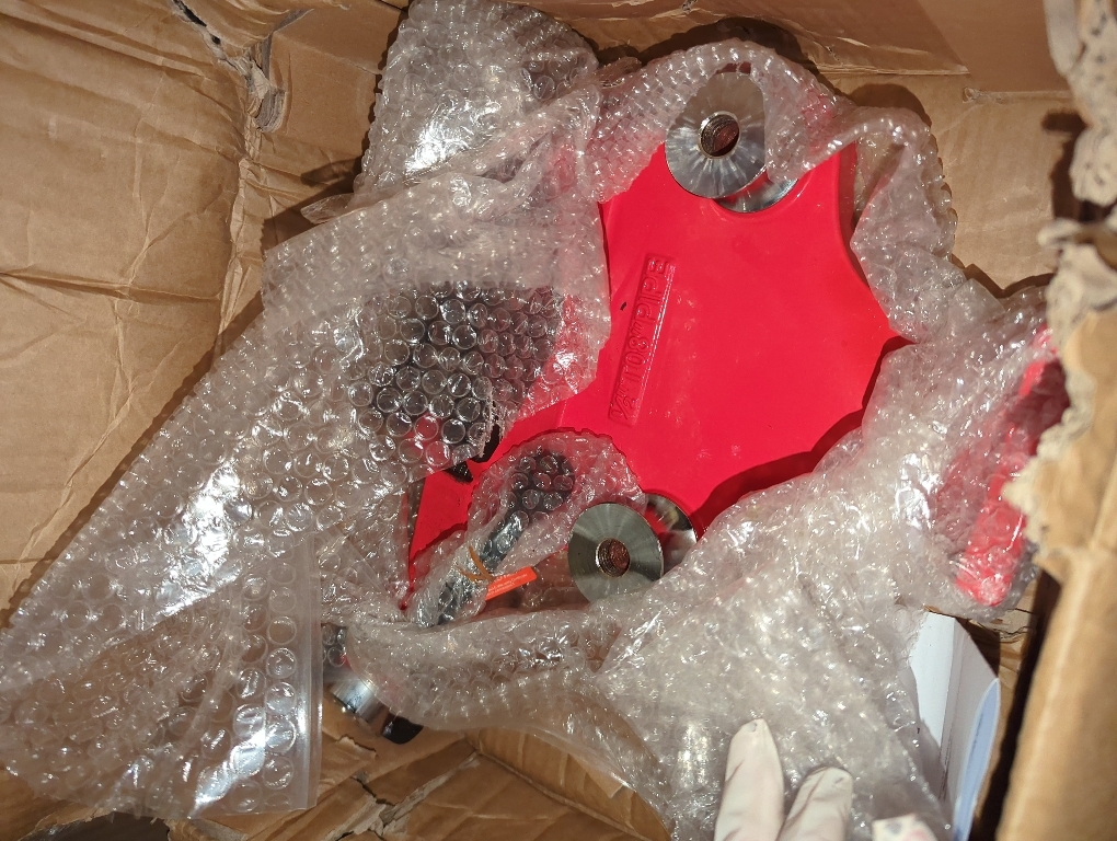 Mophorn Screw Bench Chain Vise 1/8 to 5-Inch Pipe Capacity, Heavy Duty Bench Chain Pipe Vise with Crank Handle, Neoprene-Coated Jaw, Cast Iron Material Ideal for a Variety of Pipes