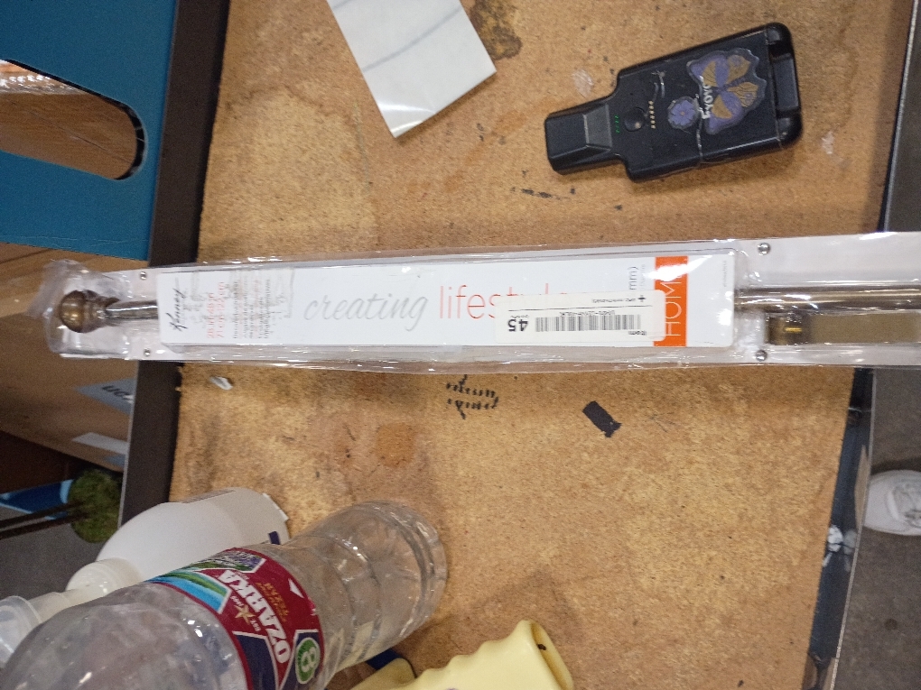 Kenny 28in x 48in curtain rod