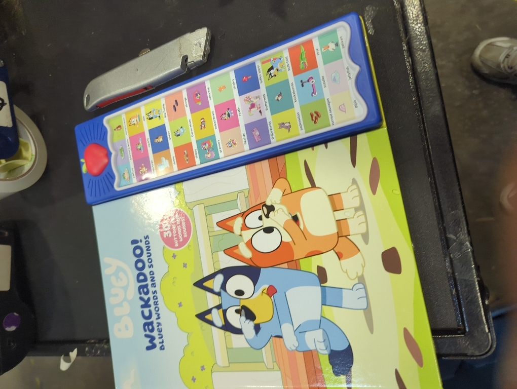 BLUEY WACKADOO! BLUEY'S WORDS AND SOUNDS - SOUND BOOK WITH 30 BUTTONS TO HEAR WORDS AND SOUNDS - PI KIDS.