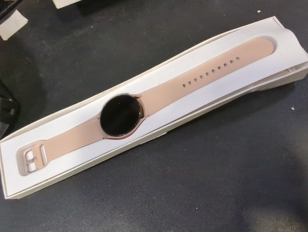 Samsung Galaxy Watch4 GPS   LTE, 40mm Pink Gold Sport Band Pink Gold Aluminum Case