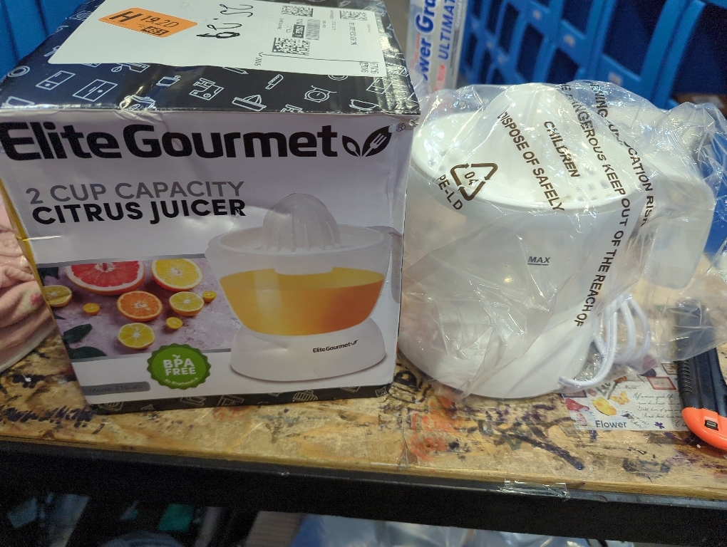 Elite Gourmet ETS-411 BPA-Free Electric Citrus Juicer Extractor: Compact Large Volume Pulp Control Oranges, Lemons, Limes, Grapefruits with Easy Pour Spout, 16 oz, White