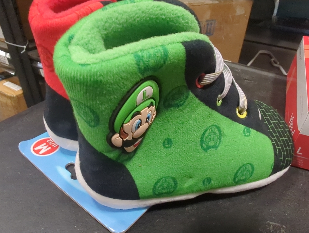 Size M11/12 Color red and green Nintendo Boys Mario and Luigi slippers