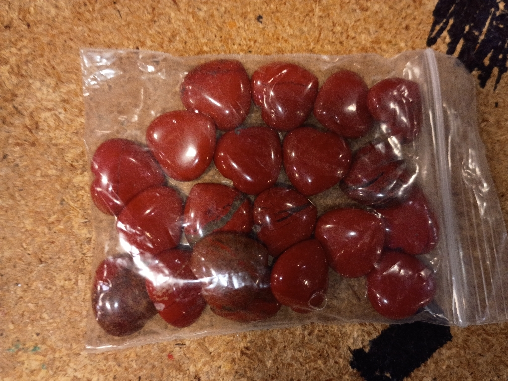 QINJIEJIE 20PCS Red Jasper Heart Stones Crystals Bulk Love Shaped Worry Stone Heart Rock Pocket Polished Palm Gems Crystal Reiki Balancing Wholesale Carved Stone Decor Gift