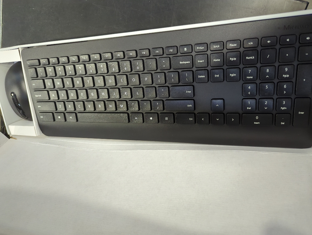 Microsoft Wireless Desktop 900 - Black. Wireless Keyboard and Mouse Combo. Right/Left Hand Use Mouse. USB Connectivity