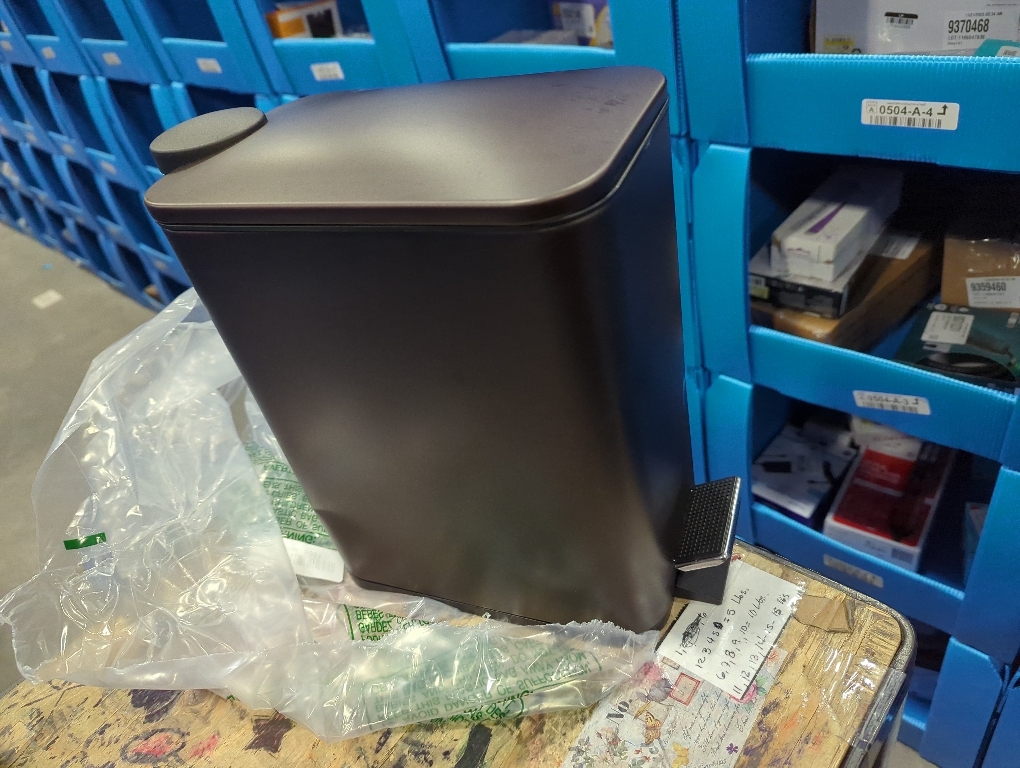 mDesign Rectangular Pedal Bin – 5 L Metal Waste Bin with Pedal, Lid and Plastic Bucket Insert – Household Rubbish Bin for Bathroom, Kitchen and Office – Bronze