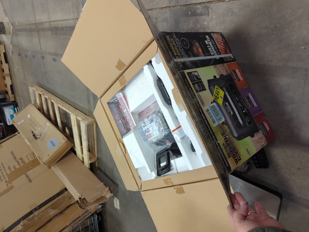 Ninja | Grill & Smoker | Outdoor Woodfire Pro XL | 4 in 1 Grill, BBQ Smoker, Air Fryer & Bake | Portable | Includes Built in Thermometer & 2 Woodfire Pellet Packs | Dark Grey | OG850