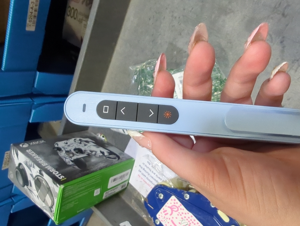 QUI Presentation Clicker with Volume Control, Wireless Presenter Remote
