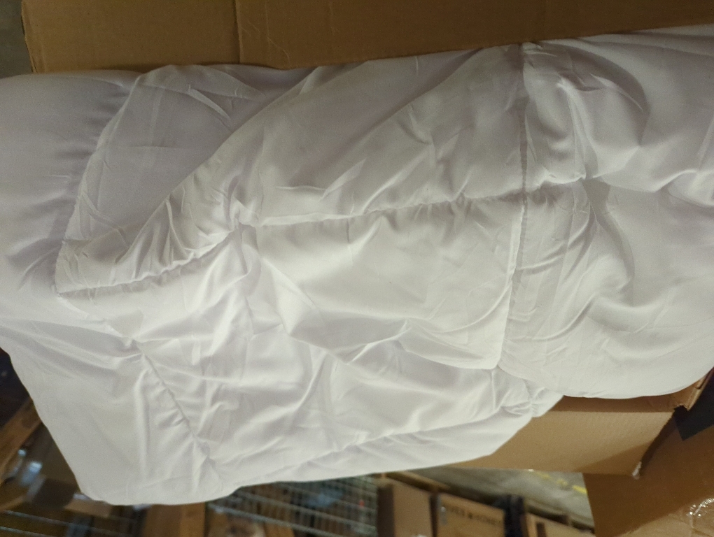 Amazon Basics White Down Alternative Comforter and Duvet Insert with Corner Tabs (Full/Queen, All-Season)