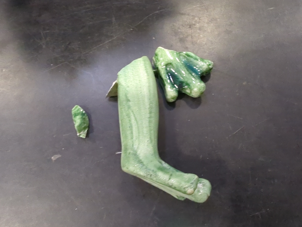 Green Resin Three Sitting Frogs with Leaf Bowl Decorative Planter