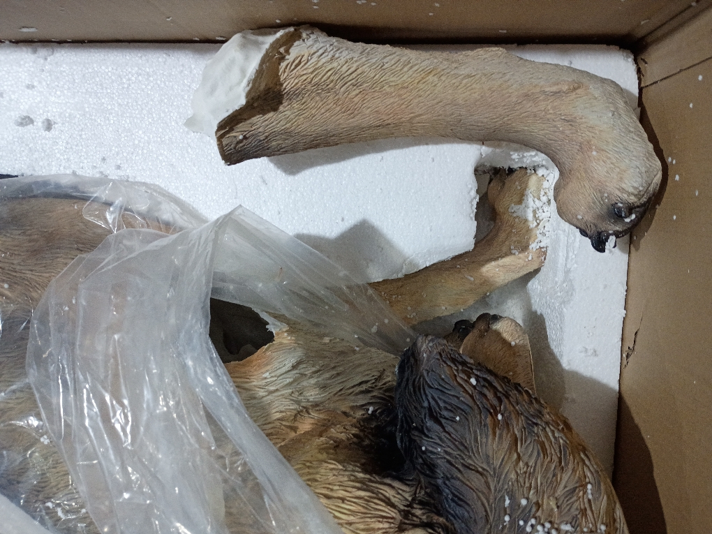 Large Wolf Garden Statue (broken legs; see the pictures)