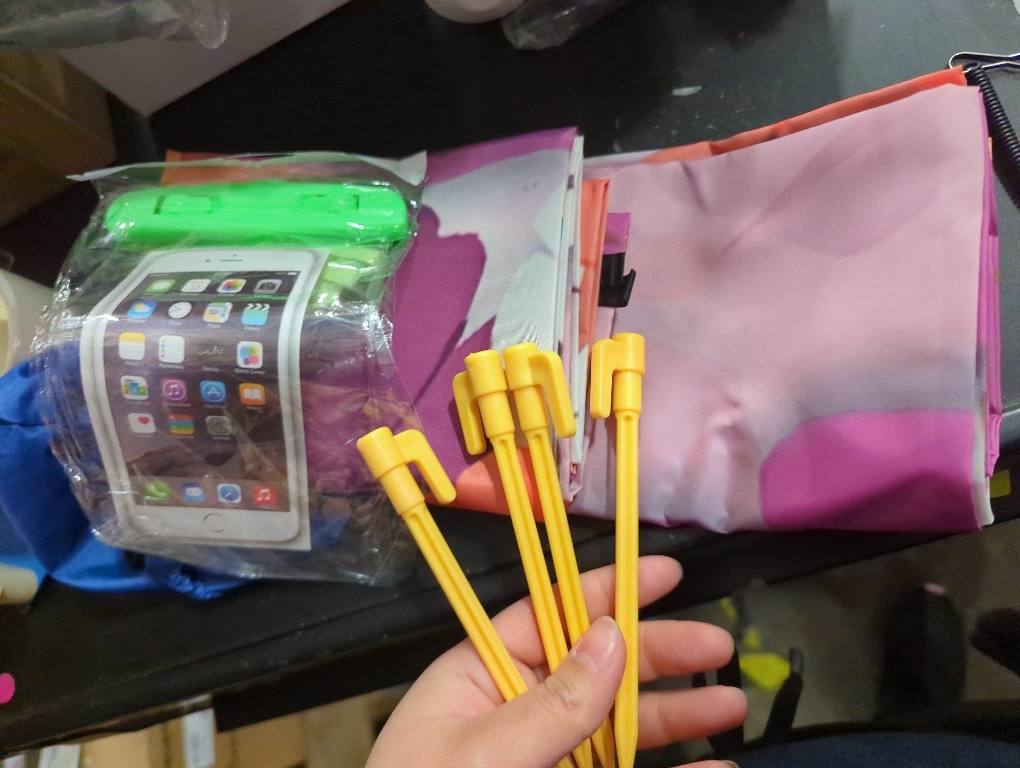 Beach Blanket Waterproof Sandproof 1-7 Adult Oversized 78 '' × 81 '' Lightweight Durable Compact Sand Free Extra Large Beach Mat for Travel Camping Hiking Picnic Blanket