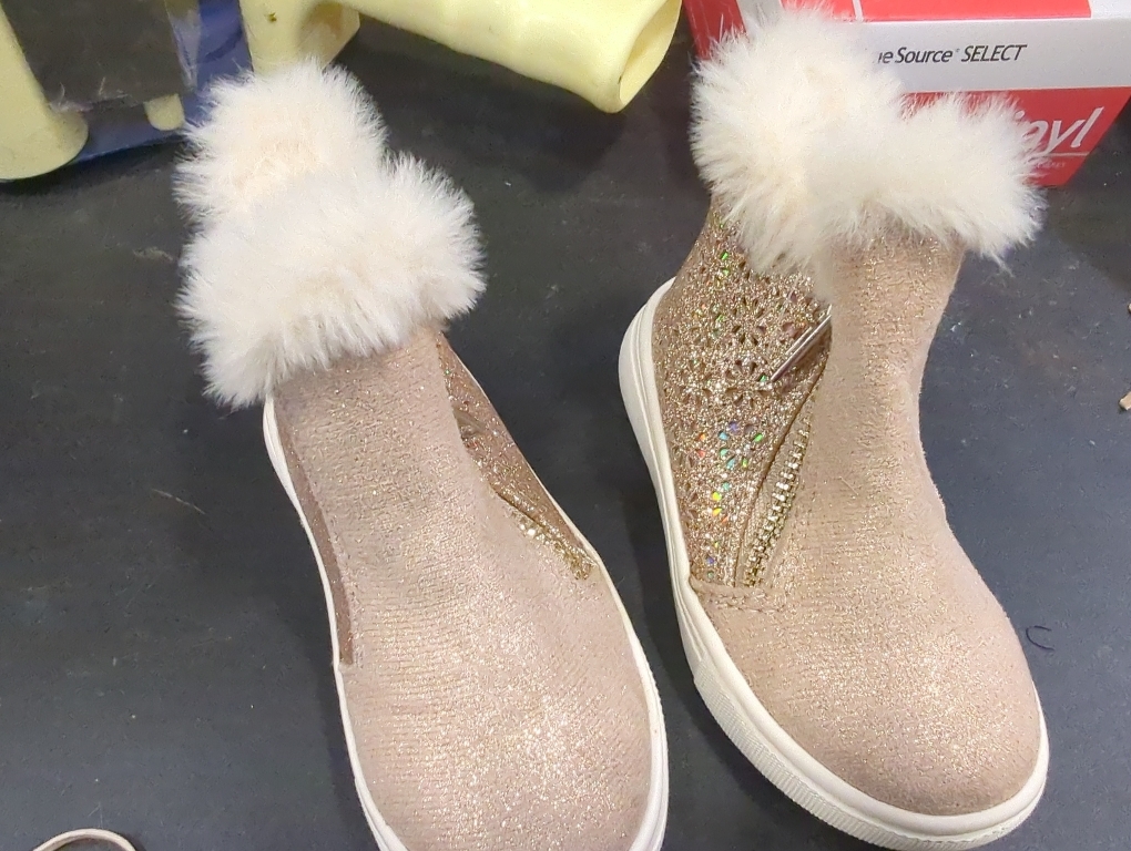 Size 6 kids Color brown fur lined boots