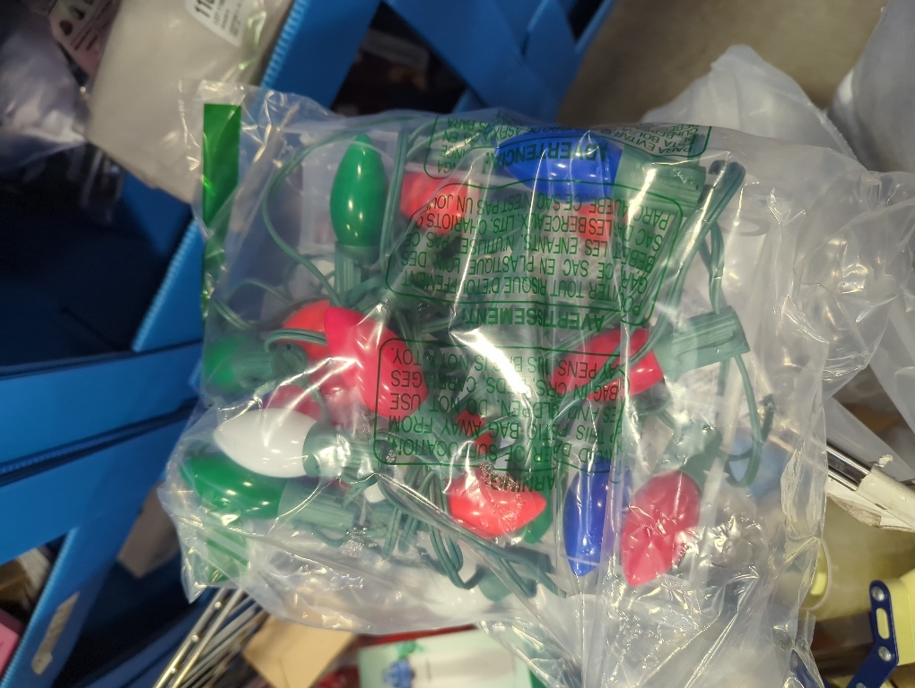 GOOTHY 25Ft Christmas Lights Outdoor, C7 Vintage Christmas Lights with 27 Red White and Green Ceramic Bulbs, Hanging Outdoor Decorations Light Waterproof for Holidays Patio Garden Party Roofline