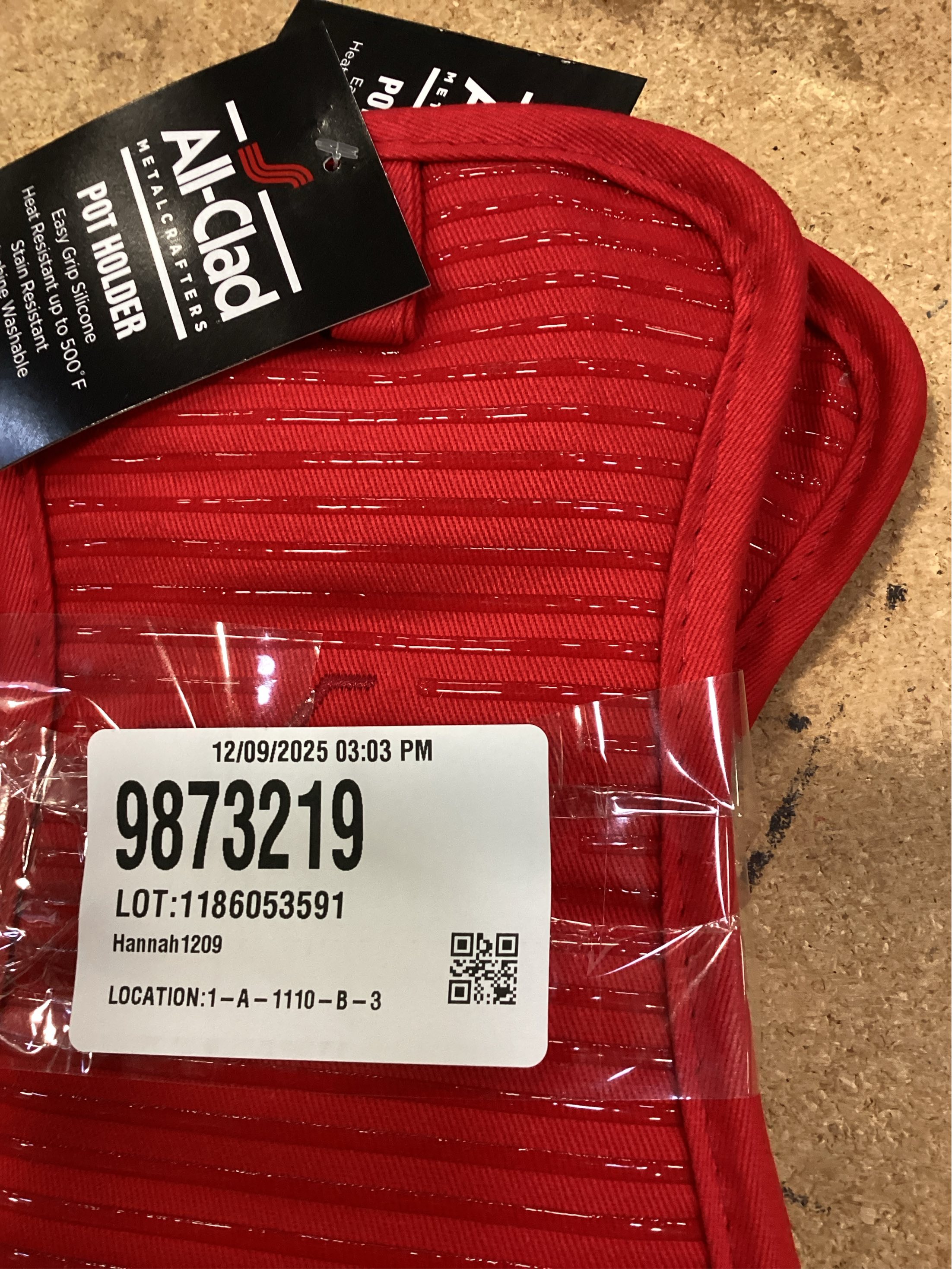 All-Clad Textiles Deluxe Heat and Stain Resistant Pot Holder. Silicone Treated Heavyweight 100-Percent Cotton Twill Hot Pad, Machine Washable, 6-inches by 10-inches, Chili Red pack of 2