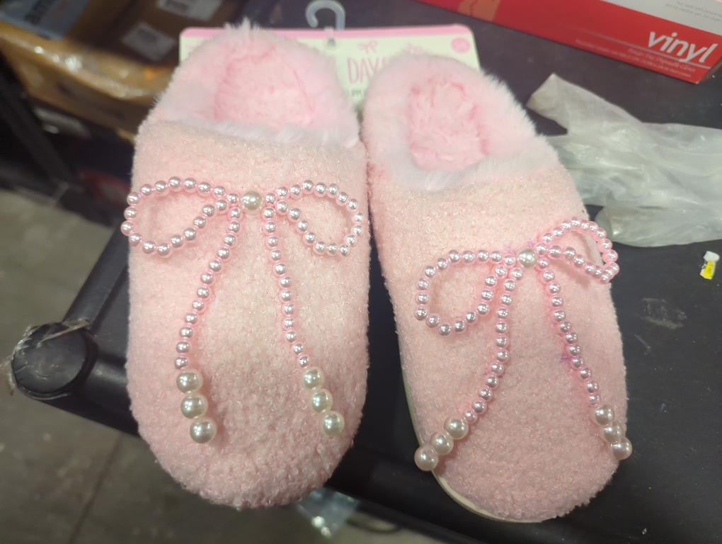Size 5/6 Color Pink Happy days super comfy slippers