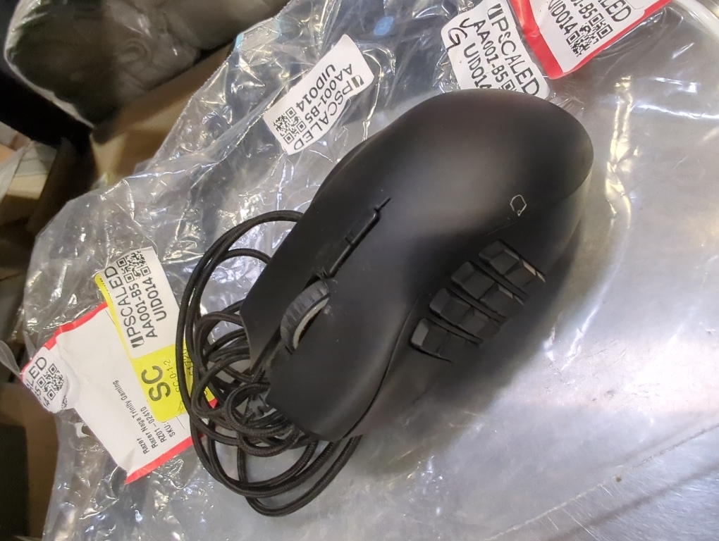 Razer RZ01-01050100-R3M1 Naga - Ergonomic MMO Gaming Mouse with 12 Programmable Thumb Buttons - 8,200 Adjustible DPI