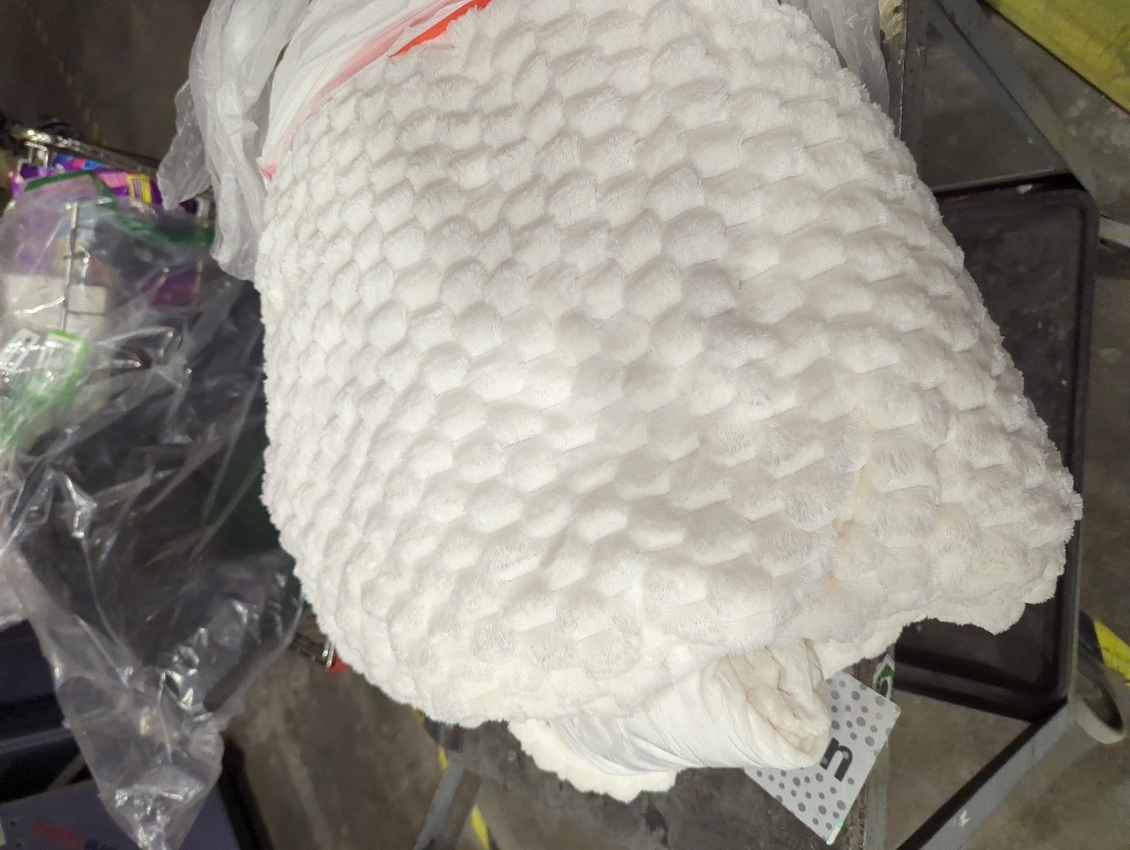 Exclusivo Mezcla Extra Large Fleece Throw Blanket for Couch, 50x70 Inches Stylish Jacquard Soft Throw Blanket, Fuzzy Cozy Lightweight for Winter, Ivory