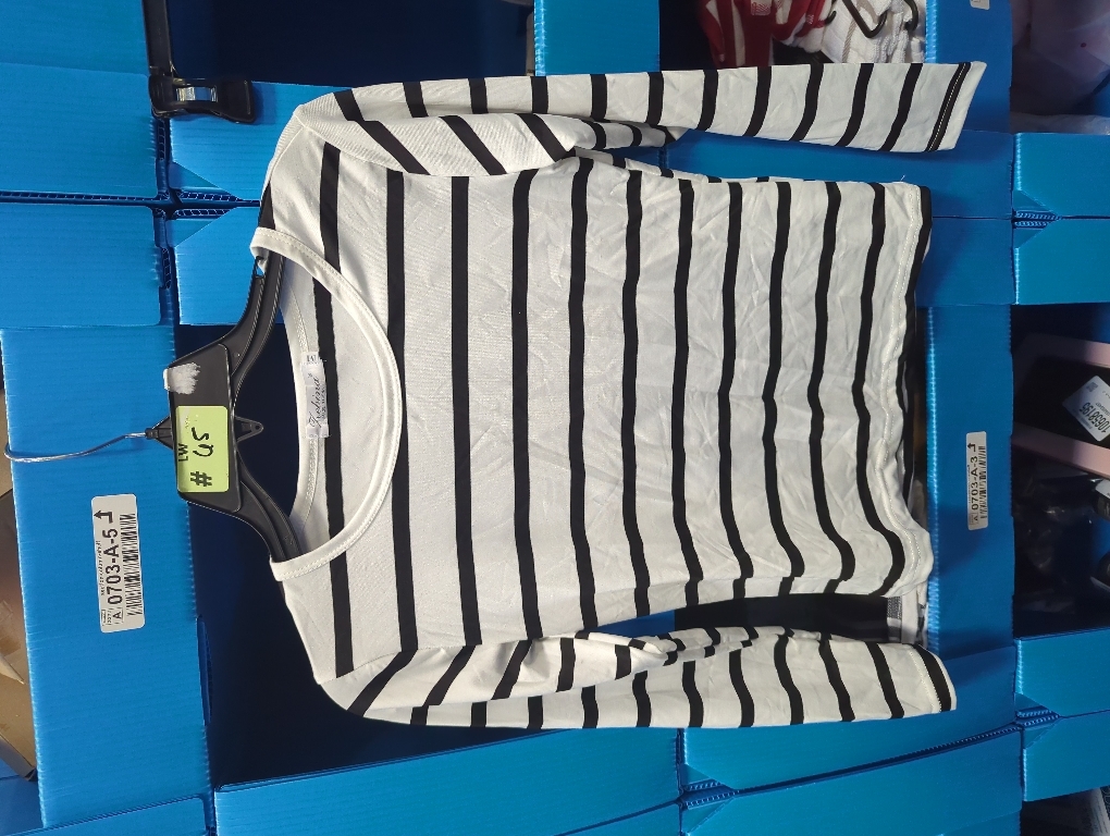 Size M Amazon Essentials Womens Regular-Fit Long-Sleeve Crewneck T-Shirt