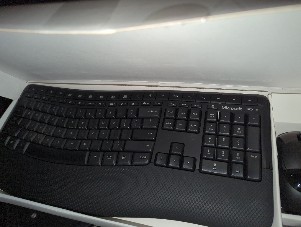 Microsoft Wireless Comfort Desktop 5050 - USB Wireless RF Keyboard - USB Wireless RF BlueTrack Mouse - 16 Hot Keys - Scroll Wheel